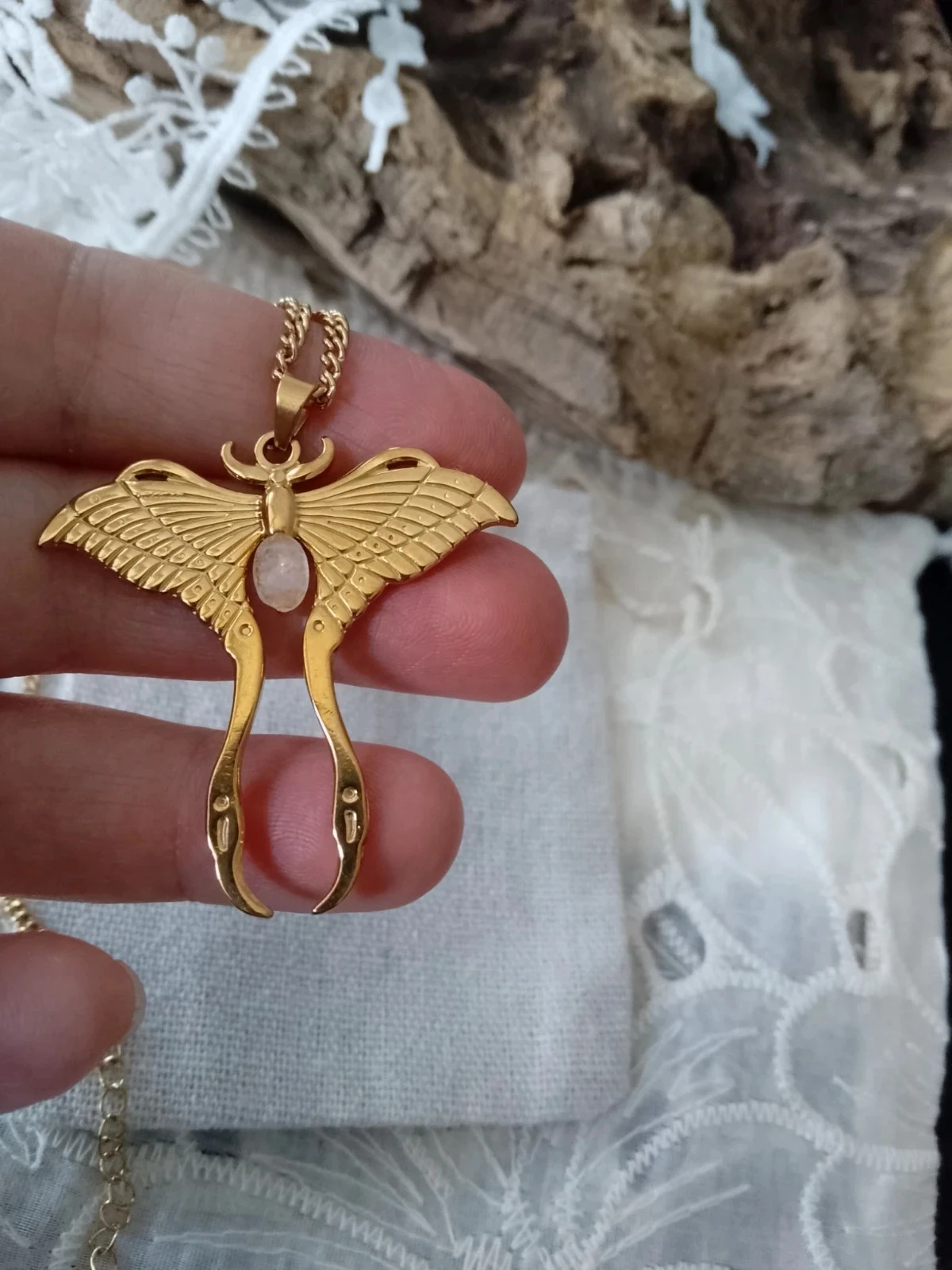 Collier papillon doré et pierre de lune naturelle – photo 5